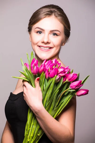 Retrato de primavera de una mujer joven y hermosa con flores de tulipán —  Fotos de Stock