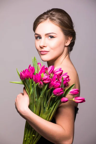 Lale çiçek ile genç güzel kadın portresi bahar