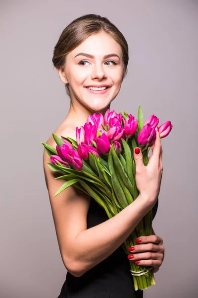 Retrato de primavera de una mujer joven y hermosa con flores de tulipán —  Fotos de Stock