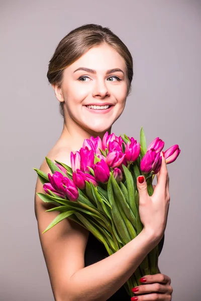 Retrato de primavera de una mujer joven y hermosa con flores de tulipán —  Fotos de Stock