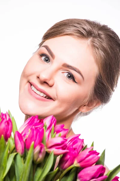 Retrato de cerca de una mujer bonita con flores cerca de su cara — Foto de Stock