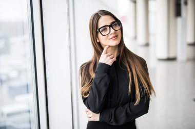 İş kadını bir pencere karşı.