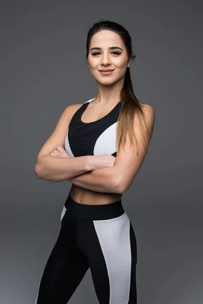Retrato de una hermosa mujer fitness con brazos cruzados — Foto de Stock