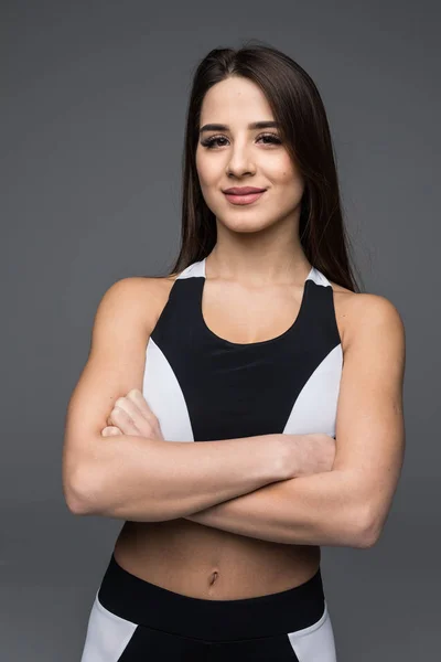 Portret pięknej fitness kobiety z skrzyżowanymi ramionami — Zdjęcie stockowe