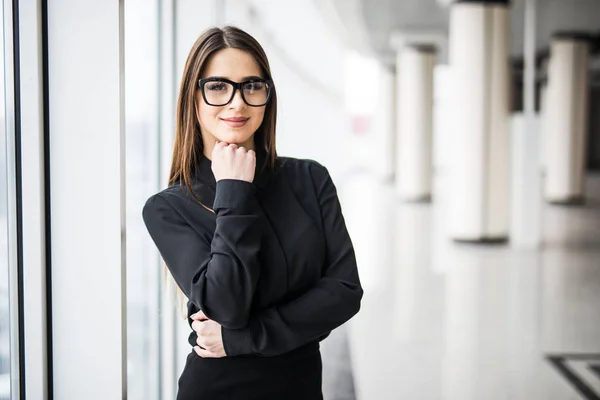 Mujer de negocios contra una ventana . — Foto de Stock