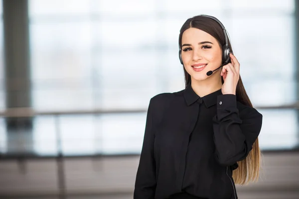 Retrato de feliz sonriente mujer operador de teléfono de atención al cliente en el lugar de trabajo fondo — Foto de Stock