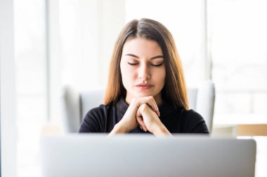 çene el üstünde onu laptop ofisi önünde istirahat iş kadın portresi