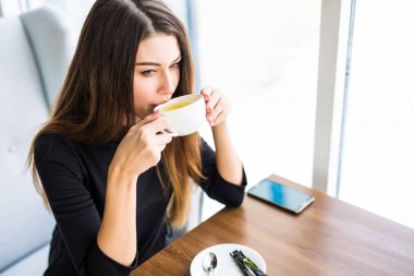kahve veya çay sabah restoranda içme kadın. Çay ile güzel kız closeup portresi