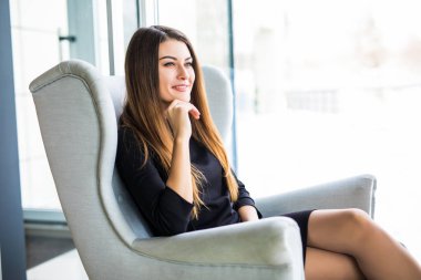 Bir kafede çalışırken bir iskemlede çekici genç kadın