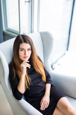 Bir kafede çalışırken bir iskemlede çekici genç kadın