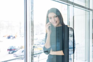 Yine de başarılı işkadını iş molası sırasında kafede otururken onun ortakları ile cep telefonu üzerinde konuşurken penceresini görüntülemek.