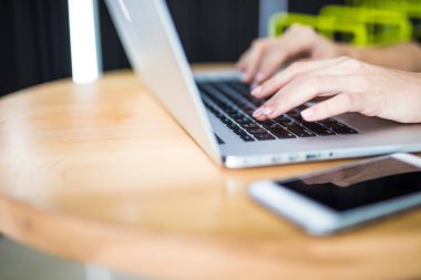 Bilgisayar klavye, telefon masada yazarak eller