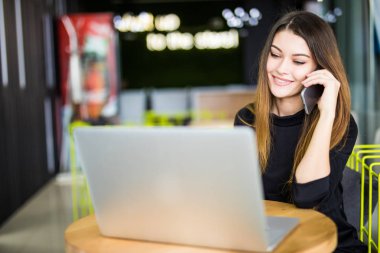 Modern ofis istemcisinde ile cep telefonu üzerinde konuşurken mutlu güzel Yöneticisi