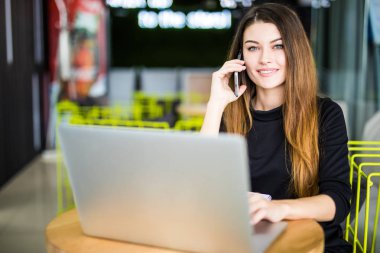 Modern ofis istemcisinde ile cep telefonu üzerinde konuşurken mutlu güzel Yöneticisi