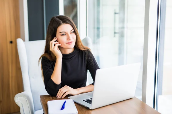 Jeune jolie femme d'affaires avec ordinateur portable dans le bureau moderne lumineux — Photo