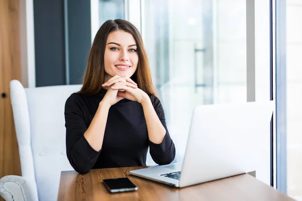 Hermosa mujer trabajando en su portátil en un elegante restaurante urbano — Foto de Stock