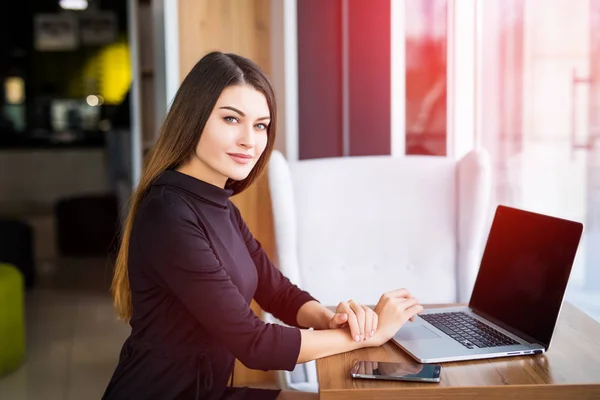 Widok z boku z młoda businesswoman komputera przenośnego w kawiarni — Zdjęcie stockowe