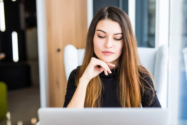 Vackra leende kvinna som sitter på ett café med laptop — Stockfoto