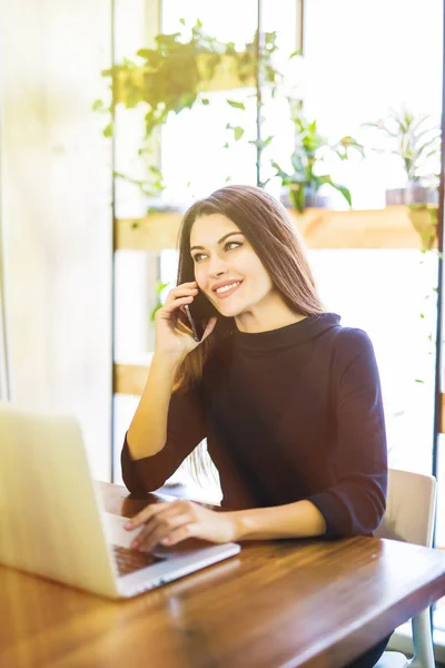 美丽自由职业者女性线上工作和谈电话和手提电脑在家里或办公室中浏览 — 图库照片