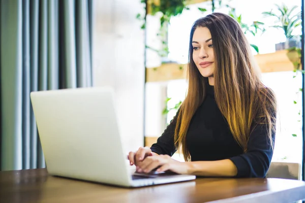 Freelance vrouw zitten in de cafetaria met laptop — Stockfoto