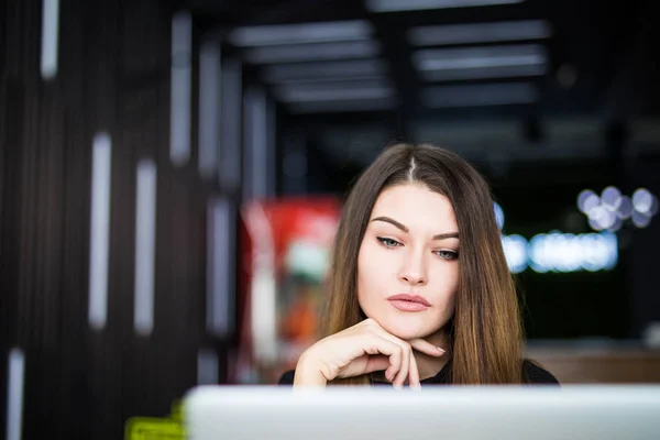 Imprenditore donna che lavora con un computer portatile in una caffetteria o hub smart space — Foto Stock