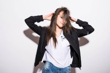 çekici kız üzerinde gri studio rahatla