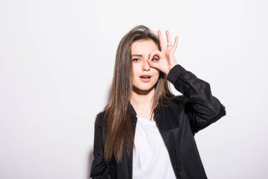 çekici kız Studio gri üzerinde rahatlatıcı