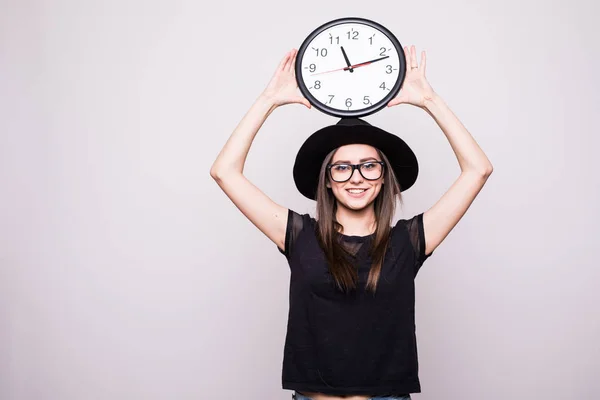 Ragazza con l'orologio sopra la testa su grigio — Foto Stock