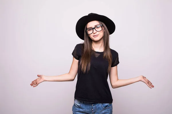 Fiatal lány csinál érzelem. Öltözve egy fekete póló, fekete kalap, szemüveg. — Stock Fotó