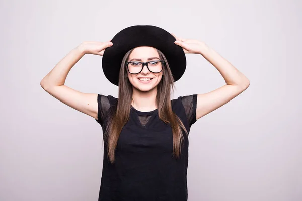 Fiatal lány csinál érzelem. Öltözve egy fekete póló, fekete kalap, szemüveg. — Stock Fotó