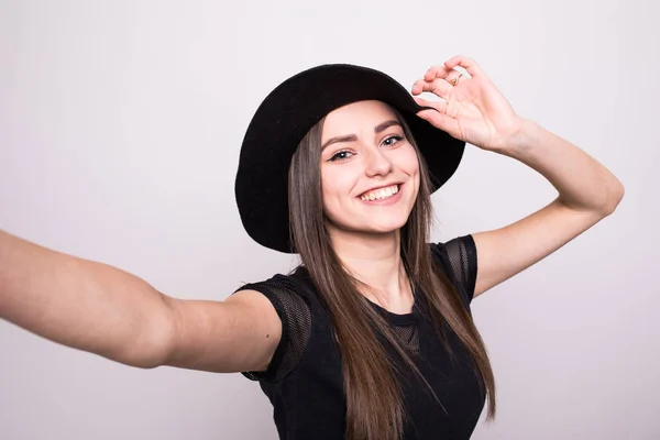 Mulher bonita encantadora tirar selfie de mãos em cinza — Fotografia de Stock