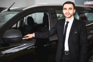 yakışıklı genç işadamı arabanın yanında takım ayakta