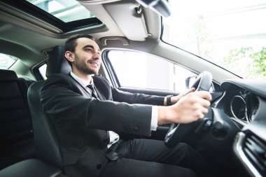 genç işadamı arabasında. Luxuty arabanın sürücüsü. Yakışıklı sürücü araba.