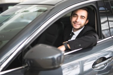 Arabada, genç başarılı iş adamı portresi mutlu gülümseyen sürücü