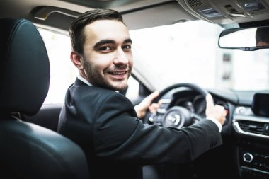Otomobil Fuarı veya salon cabriolet arabada oturan adam, yakın çekim