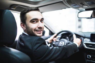 Otomobil Fuarı veya salon cabriolet arabada oturan adam, yakın çekim