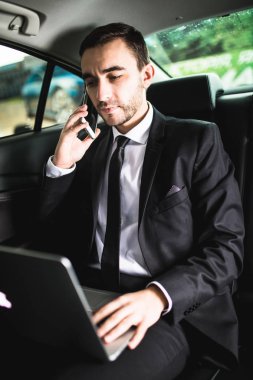 Onun laptop çalışma ve arabada otururken Evet yakışıklı genç işadamı