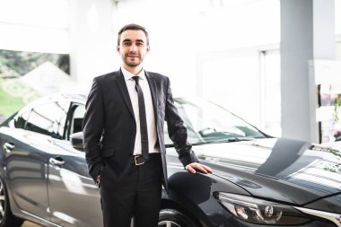 rahat genç işadamı veya satıcı eliyle arabanın önüne geçti