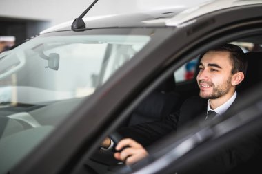 Çekici şık mutlu adam sürücü iyi araba