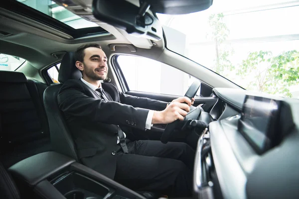 Conducir con placer. Primer plano de hombre maduro alegre en formalwear coche de conducción y sonriendo — Foto de Stock