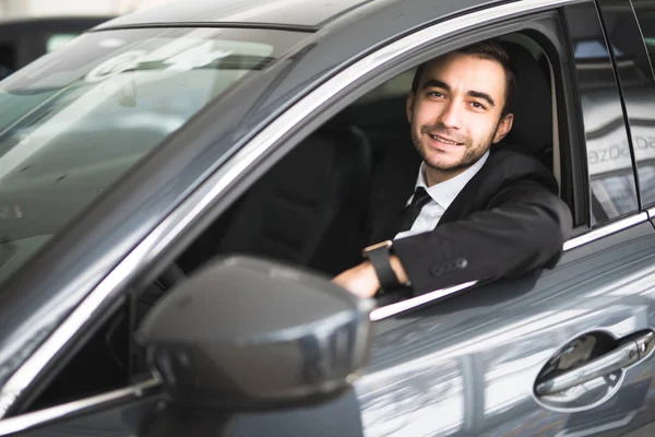 Szczęśliwy uśmiechający się kierowcy w samochodzie, portret człowieka młodych udanego biznesu — Zdjęcie stockowe