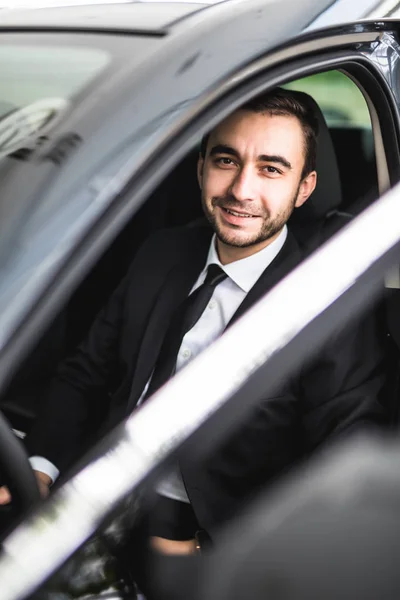 Motorista sorridente feliz no carro — Fotografia de Stock