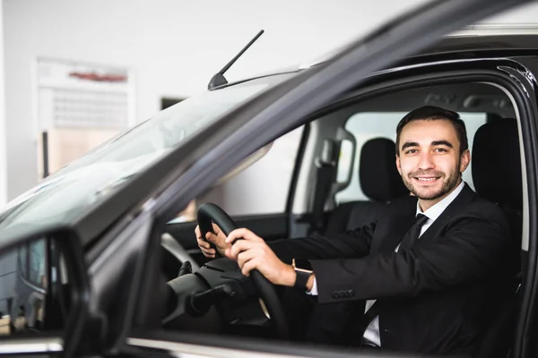 Atraente elegante homem feliz conduzir bom carro — Fotografia de Stock