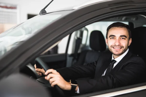 Sorrindo homem olhando de uma janela de carro — Fotografia de Stock