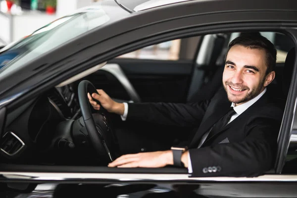 Sorrindo homem olhando de uma janela de carro — Fotografia de Stock