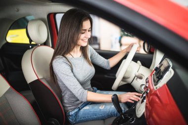 Kadın araba gösterge paneli yeni ve modern araç ve dönüş düğmesi sürüş