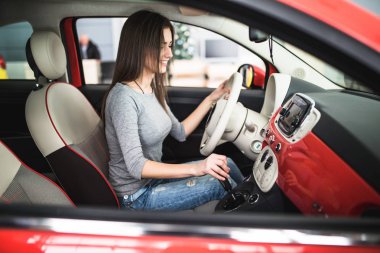 Araba Pano. Radyo portre. Kadın Pano düğmesinde ayarlar