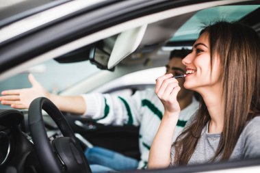 Adam çığlık, kadın beyaz sürücü yeni arabayı make yapmak,