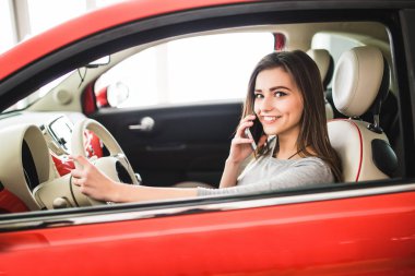 Araba sürerken smartphone kullanarak kadının yakın çekim