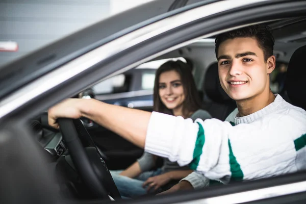 Jovem casal com chaves para carro novo — Fotografia de Stock